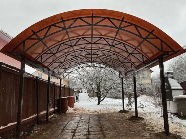 Арочный навес из поликарбоната и металла для двора дома