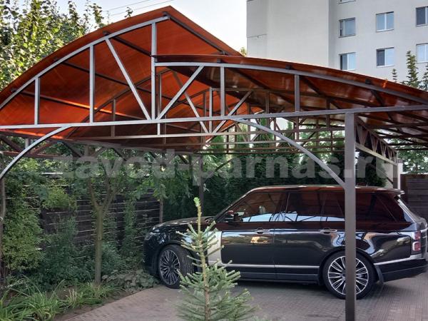 Двухуровневый арочный навес из металла и поликарбоната
