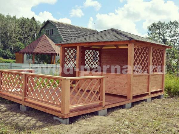 Деревянная беседка с дополнительной площадкой