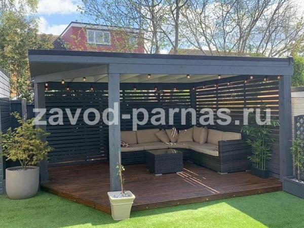 Открытая беседка для дачи с односкатной крышей и решётчатыми экранами с трёх сторон