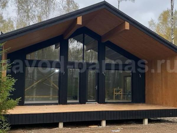 Современный летний домик с панорамным комбинированным фасадом и террасой