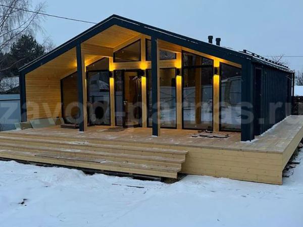 Просторный летний домик с террасой, длинными ступенями и подиумом