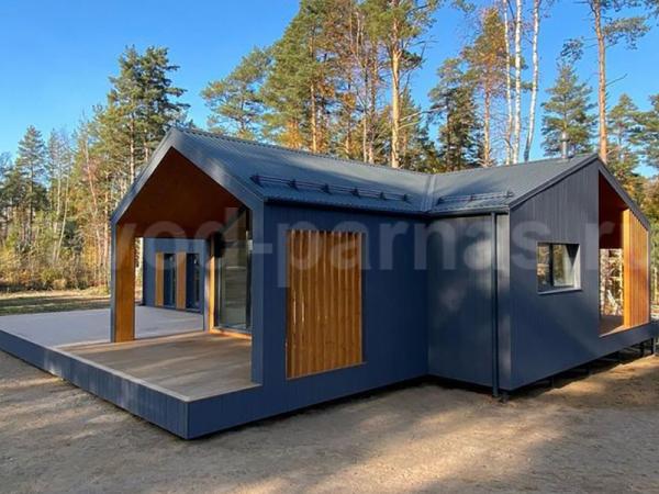 Загородный угловой домик с террасой и панорамными окнами