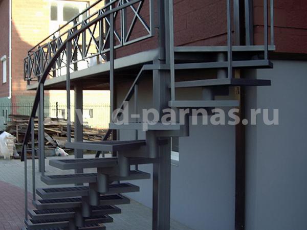 Компактная пристройка террасы к верхнему этажу