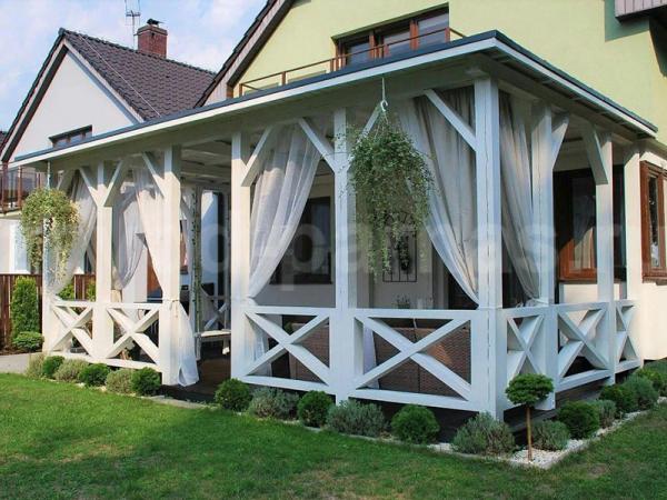 Белая деревянная терраса с плоской кровлей