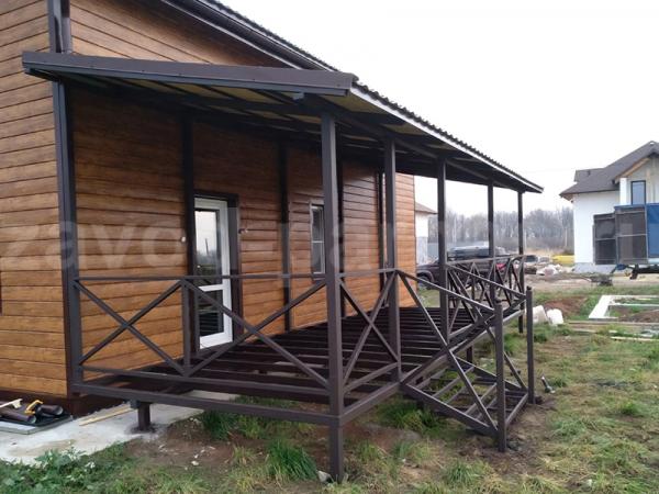 Терраса на металлокаркасе с перекрестными перилами и односкатной крышей