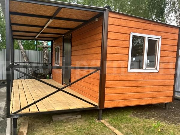 Открытая терраса-пристройка с диагональными перилами и металлическим навесом