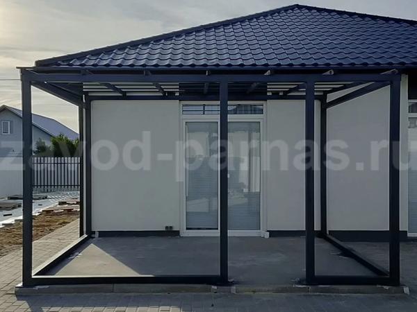 Металлическая терраса под общей крышей с домом