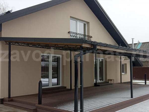 Длинная терраса с навесом из металла и водостоком